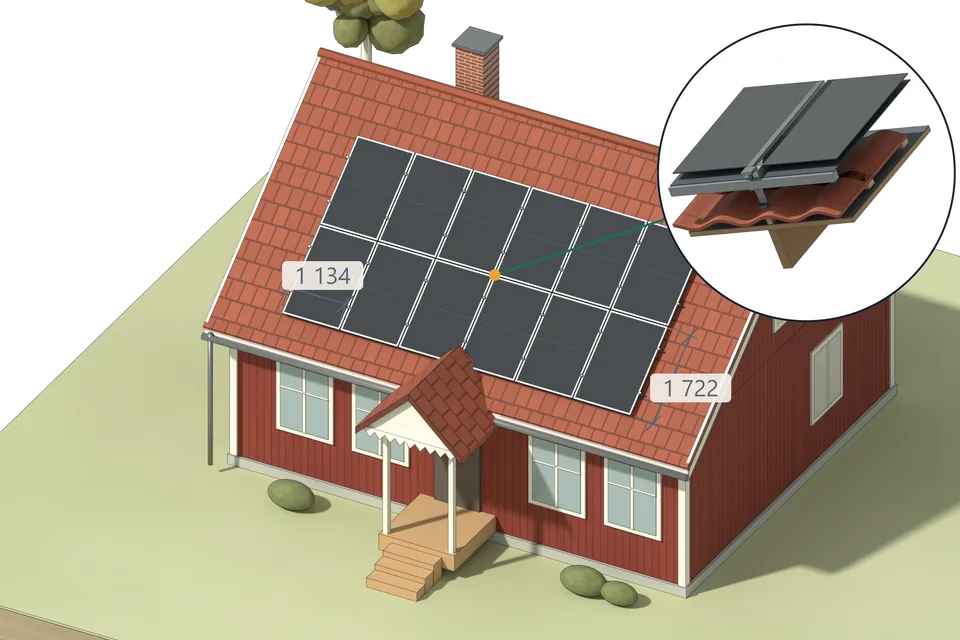 Modell av en faluröd 1½-planvilla med 2 × 6 solpaneler på skenor och takkrokar på rödtegeltaket, och en förstoring i snitt av takstol, råspont, läkt, tegelpanna, takkrok, skena, mittklämma och panelramar