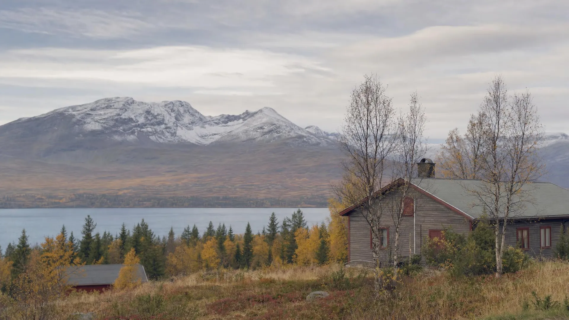 Fjäll- och sjölandskap med stuga i Jämtlands län